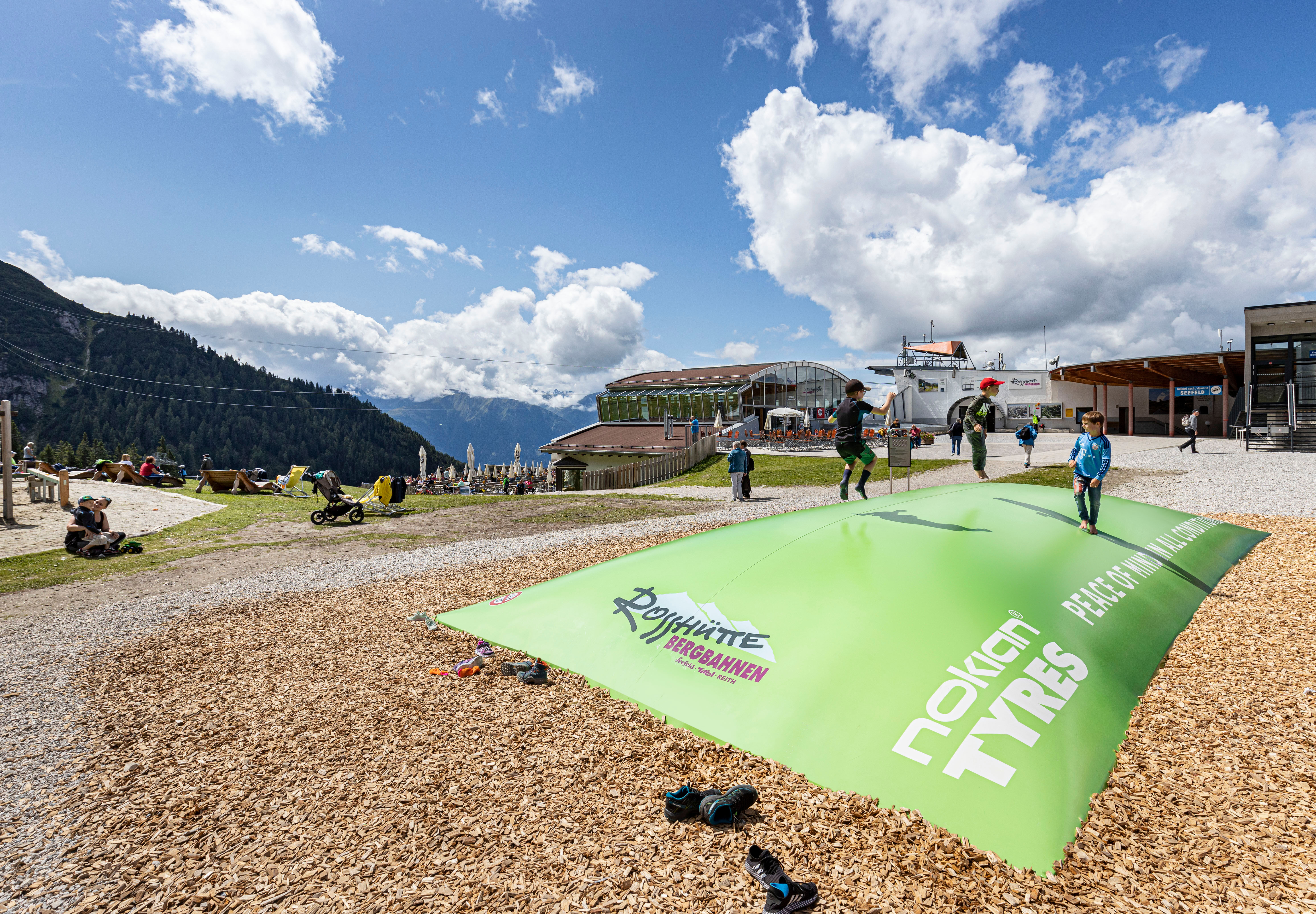 Maatwerk Seefeld thema airmountain voor kinderen te koop. Bestel op maat gemaakte springbergen bij JB Inflatables Nederland